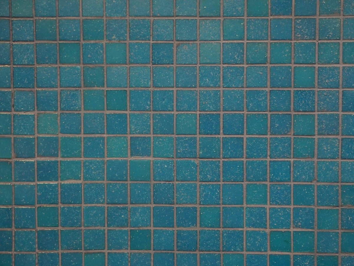 Détail d'un carrelage bleu à motif