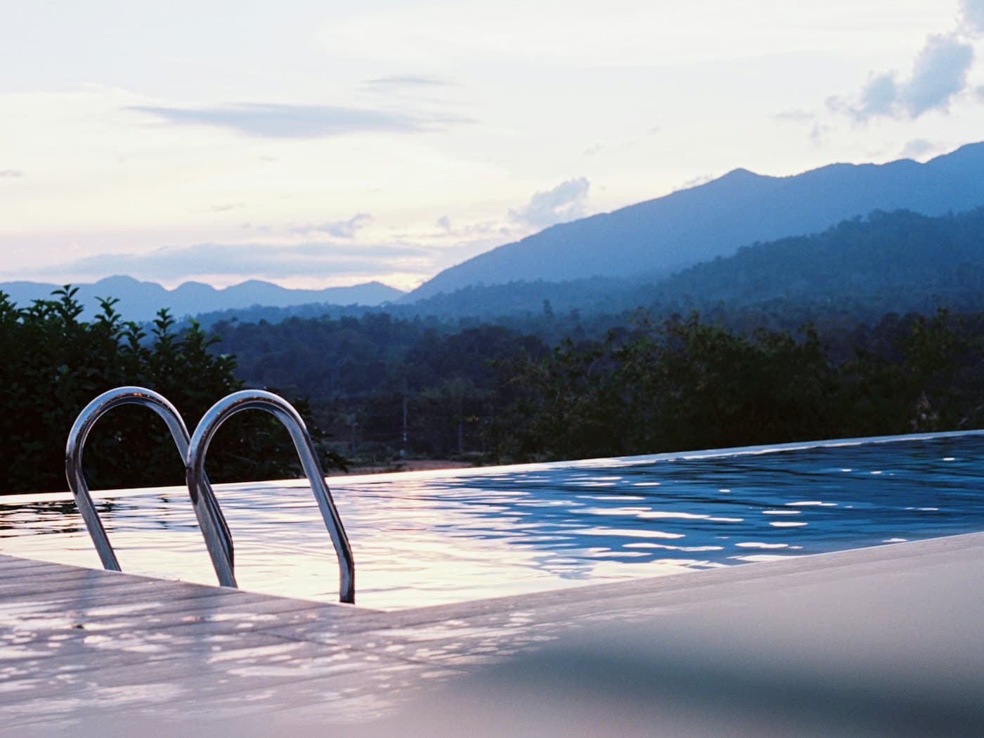 Piscine avec les montagnes de l'Anti-Atlas en arrière-plan