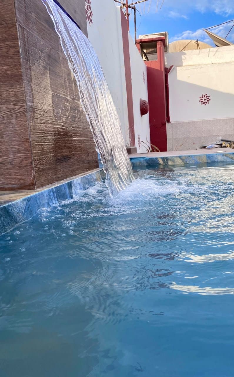 Lame d'eau se déversant dans une piscine sur toit-terrasse construite par RiverPool