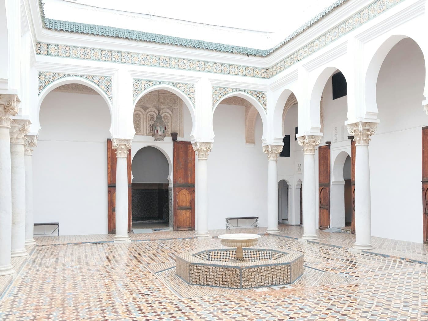 Zellige et colonnades d'un patio marocain
