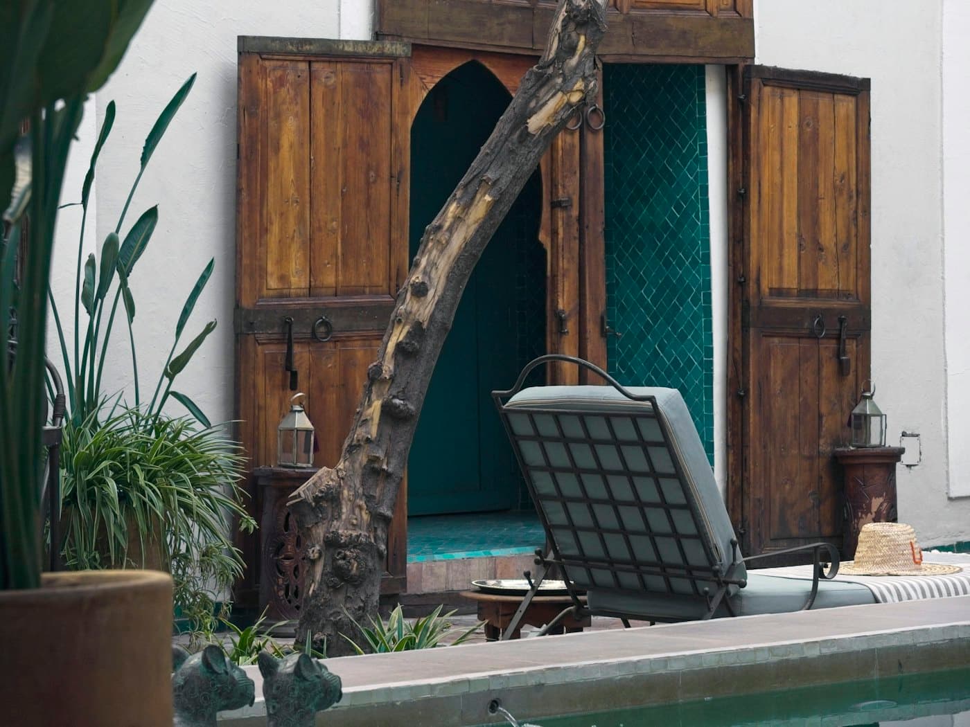 Patio de riad avec bassin et porte en bois sculpté