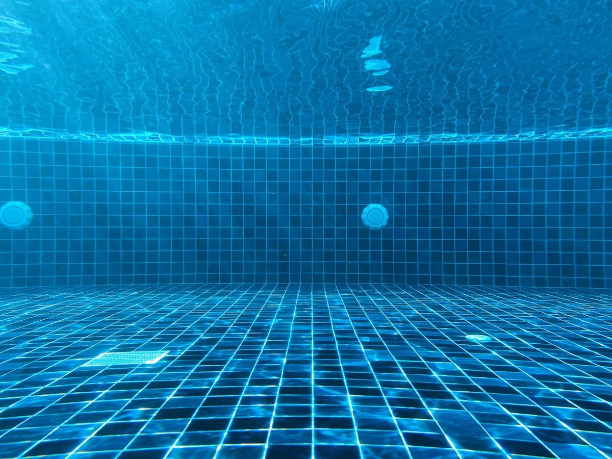 Carrelage bleu vu sous l'eau, bonde de fond