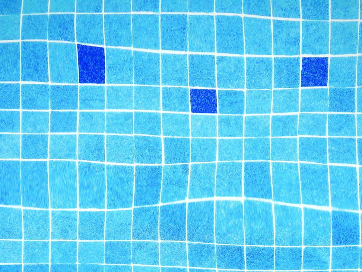 Mosaïque de verre bleue posée sur un bassin
