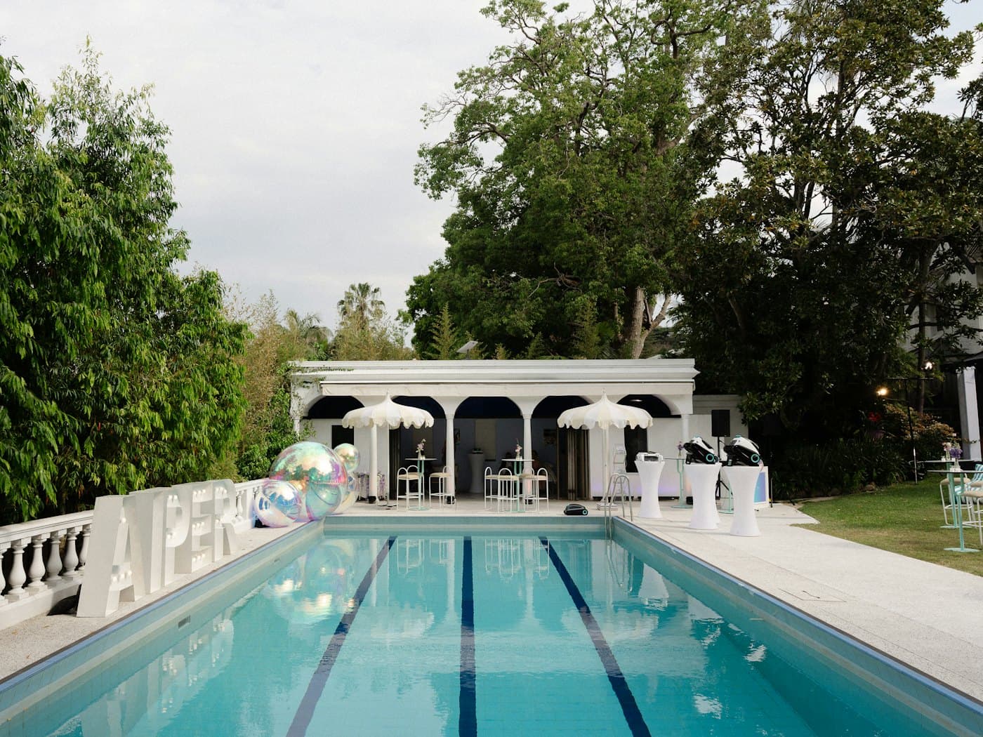 Piscine familiale entourée d'un jardin arboré
