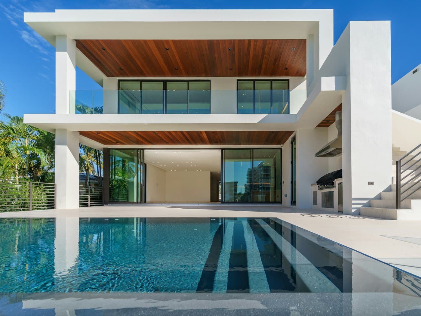 Piscine rectangulaire aux lignes épurées le long d'une villa moderne