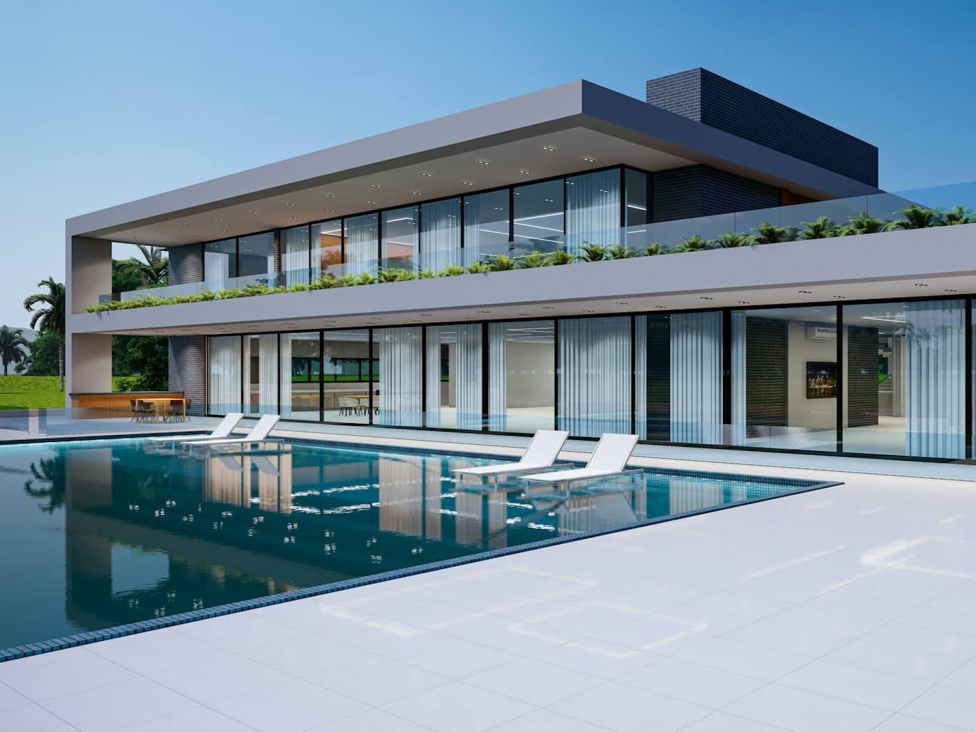Piscine de terrasse bordée d'un dallage en pierre claire