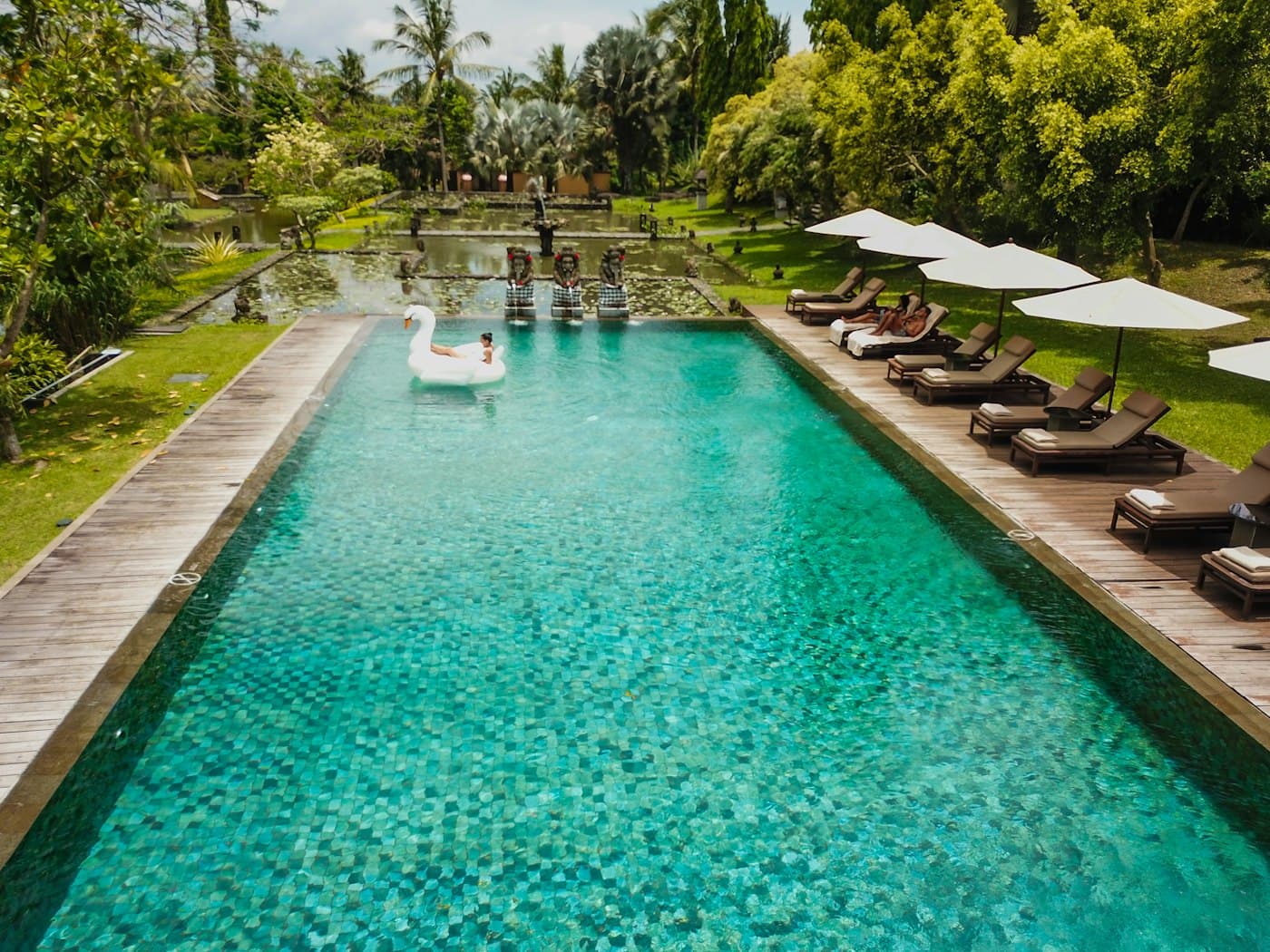 Piscine avec transats et parasols le long de la plage de piscine