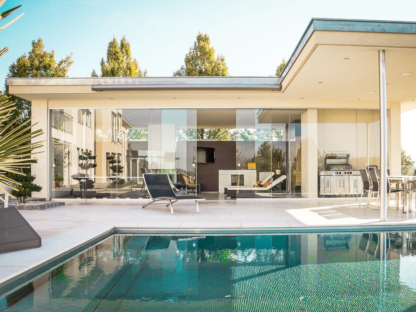Villa aux façades vitrées ouvrant de plain-pied sur la piscine