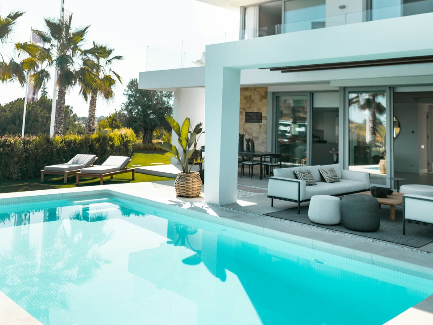 Piscine et terrasse d'une villa blanche contemporaine