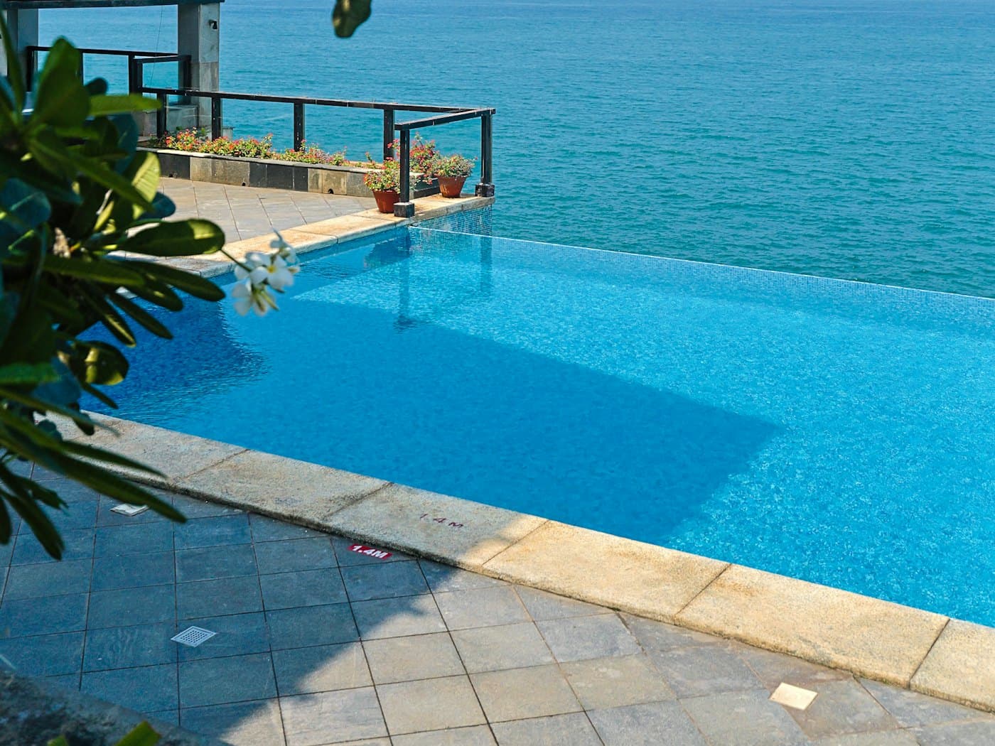 Grande piscine avec vue dégagée sur l'océan Atlantique